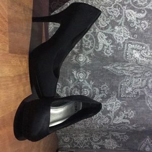 Chelsea Moreland Black Pumps
